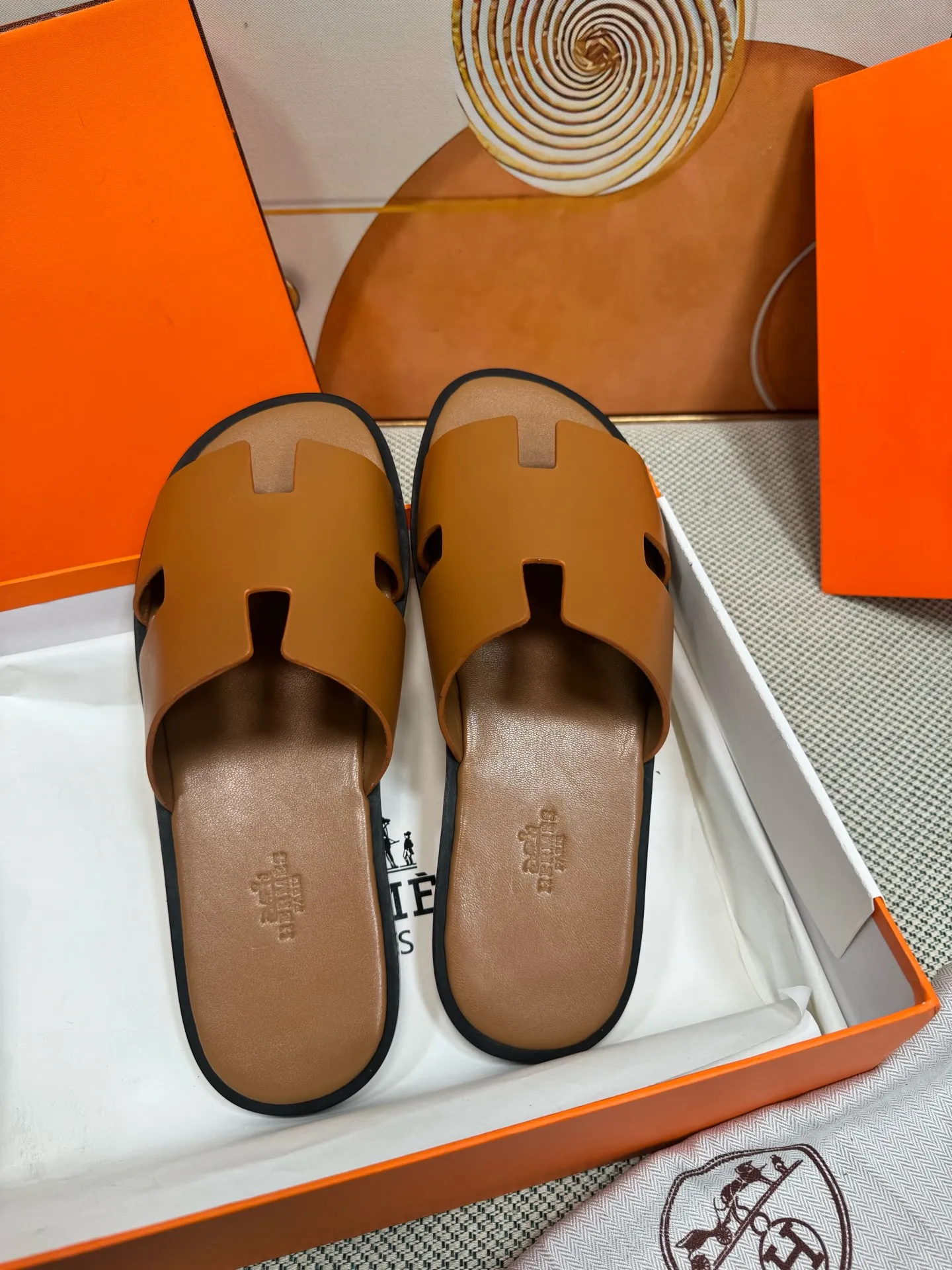 👟👟Ex-factory price 560👟👟 "HERMES" [Classic Original Version] Hermès; Top 🔝 Purchasing Agency 🔍🔍 Men's Latest 🇺🇸 Counter Sales Simultaneously, Original Imported from Italy: Silk Cowhide · Prominent (High-end · Nobility · Grade) Exquisite Workmanship (Italian 🇮🇹 Imported Water Dye Brand Wear-resistant ultra-thousand leather feet) Soles: Original soles specially provided by the original factory, ⚠exclusive double-layer movable rubber molded outsole; super comfortable, wear-resistant, non-slip, environmentally friendly🌳🌳🌳, real photos taken🎬The real ones are more beautiful🔍🔍 (high quality, single goods), you can enter and exit the counter at will* Code number: 38·39·40·41·42·43·44# (45# can be customized) (46 47➕30 customization is not returnable) Welcome to place an order...☕